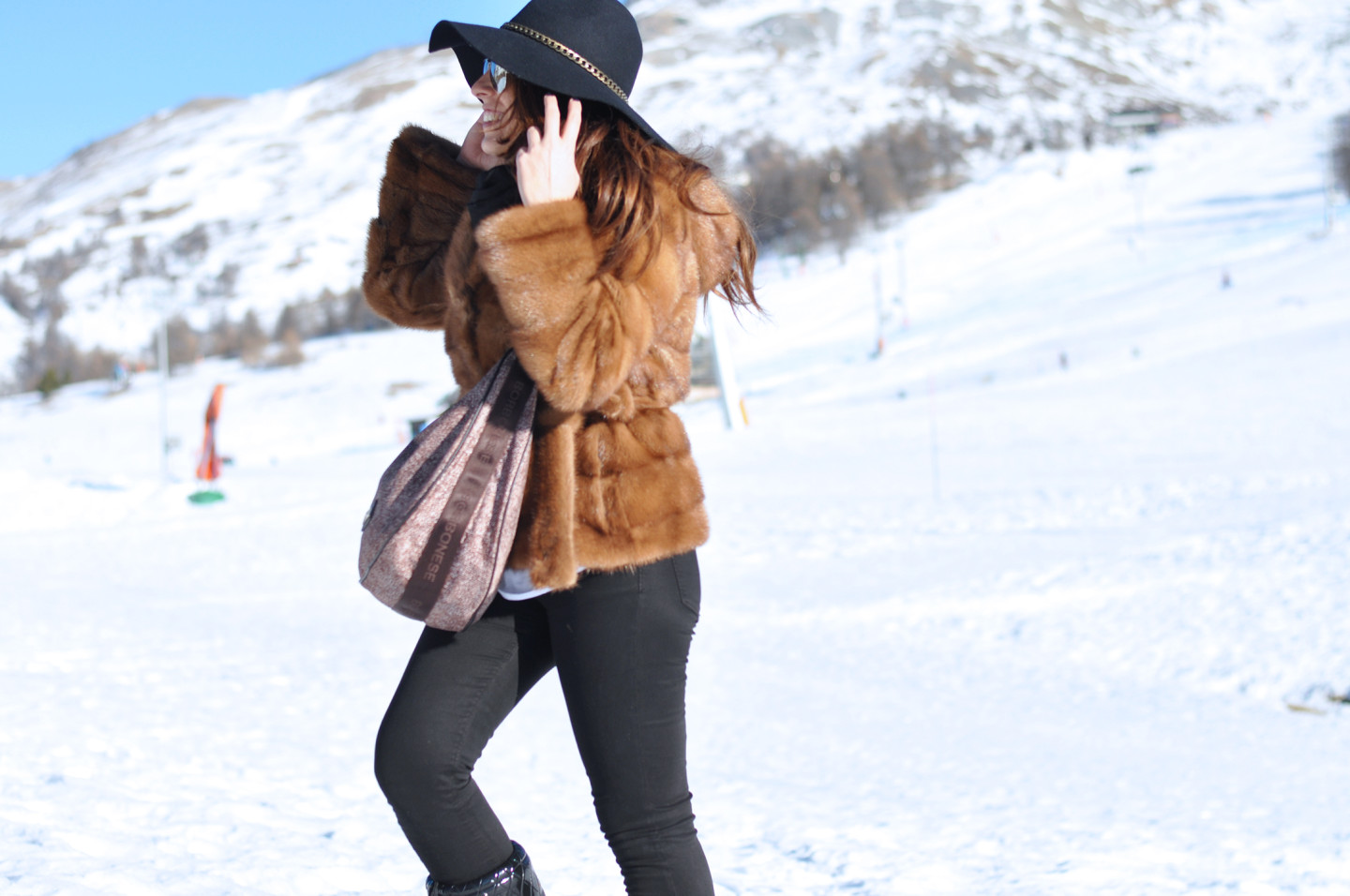 outfit-da-neve-pelliccia-moon-boots-sestriere-borbonese-bag-valentina-coco-fashion-blogger