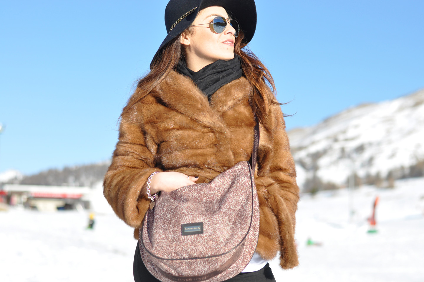 outfit-da-neve-pelliccia-moon-boots-sestriere-borbonese-bag-valentina-coco-fashion-blogger